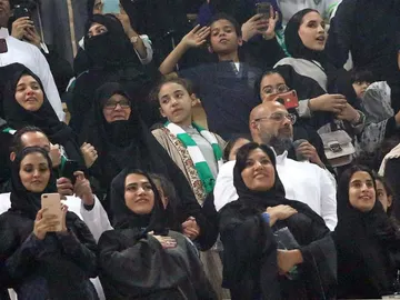 Mujeres presenciando por primera vez un partido en Arabia Saudí Mujeres presenciando por primera vez un partido en Arabia Saudí
