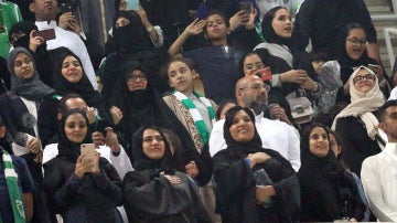 Mujeres presenciando por primera vez un partido en Arabia Saudí