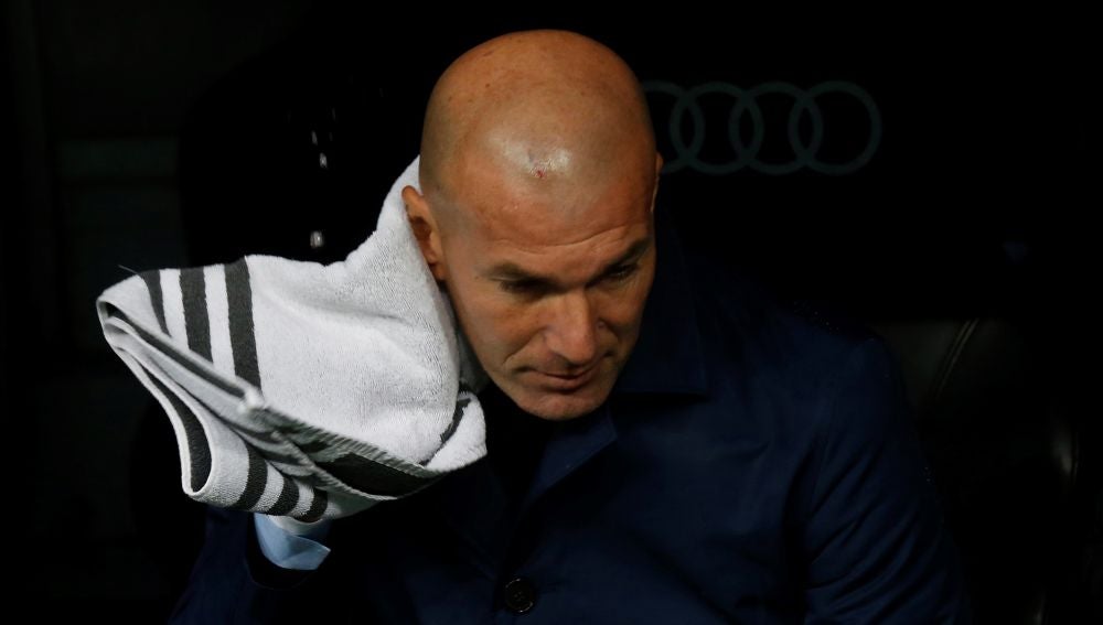 Zidane, en el banquillo del Bernabéu