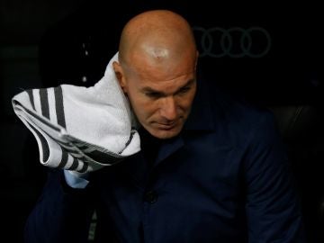 Zidane, en el banquillo del Bernabéu