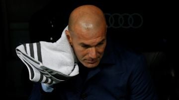 Zidane, en el banquillo del Bernabéu