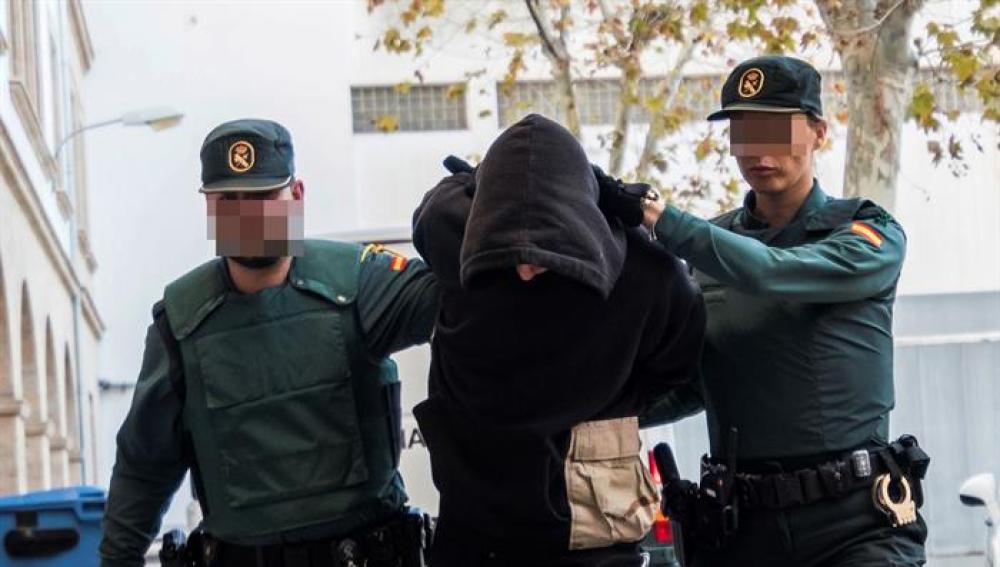 Prisión sin fianza para el detenido por matar a su padrastro