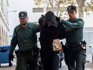 Prisión sin fianza para el detenido por matar a su padrastro Prisión sin fianza para el detenido por matar a su padrastro