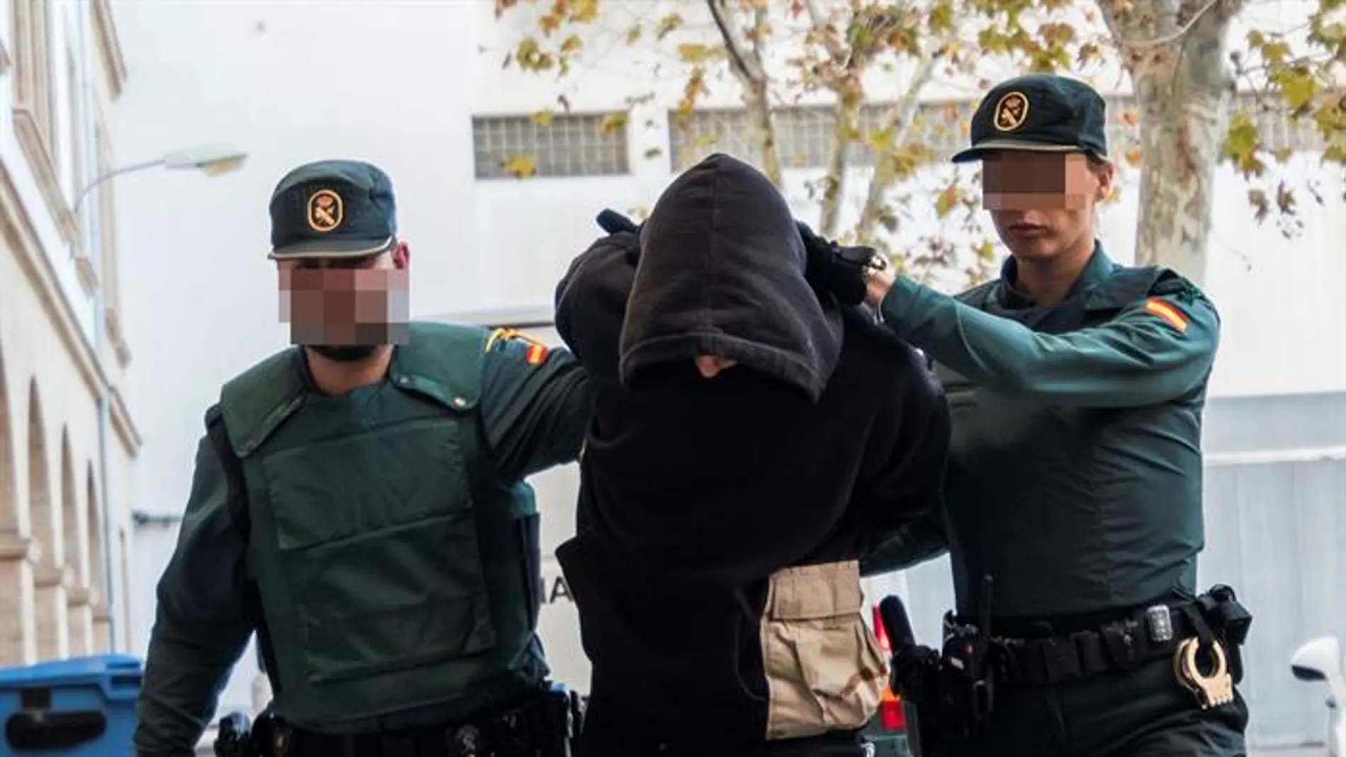 Prisión sin fianza para el detenido por matar a su padrastro Prisión sin fianza para el detenido por matar a su padrastro