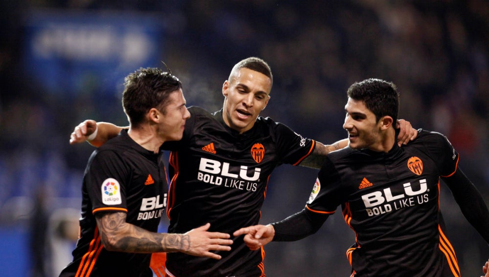 Rodrigo, Guedes y Mina celebran un gol