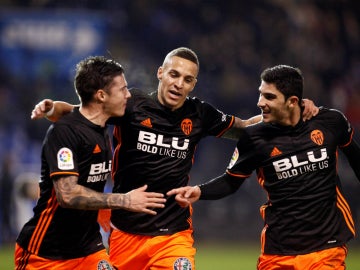 Rodrigo, Guedes y Mina celebran un gol