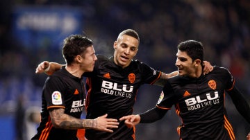 Rodrigo, Guedes y Mina celebran un gol