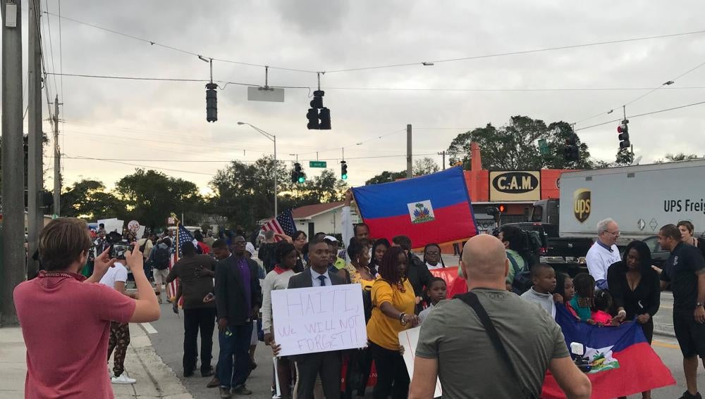 Protestas contra Trump en Miami en una manifestación en recuerdo al terremoto de Haití