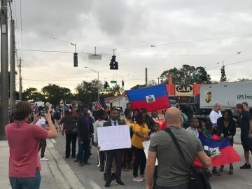 Protestas contra Trump en Miami en una manifestación en recuerdo al terremoto de Haití