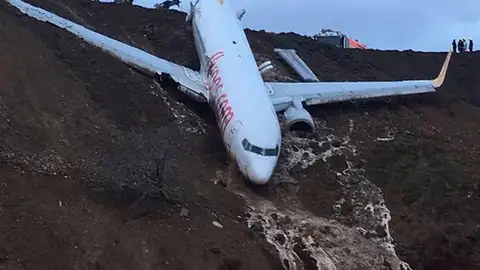 El avión que quedó atrapado en una ladera El avión que quedó atrapado en una ladera