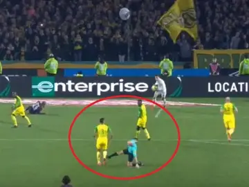 El colegiado Tony Chapron suelta una patada a Diego Carlos en el Nantes-PSG El colegiado Tony Chapron suelta una patada a Diego Carlos en el Nantes-PSG