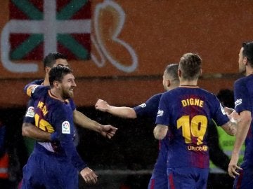 Leo Messi y Luis Suárez celebran un gol en Anoeta