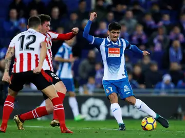 Gerard Moreno encara a Laporte y a Núñez Gerard Moreno encara a Laporte y a Núñez