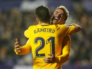 Gameiro celebra un gol con Griezmann