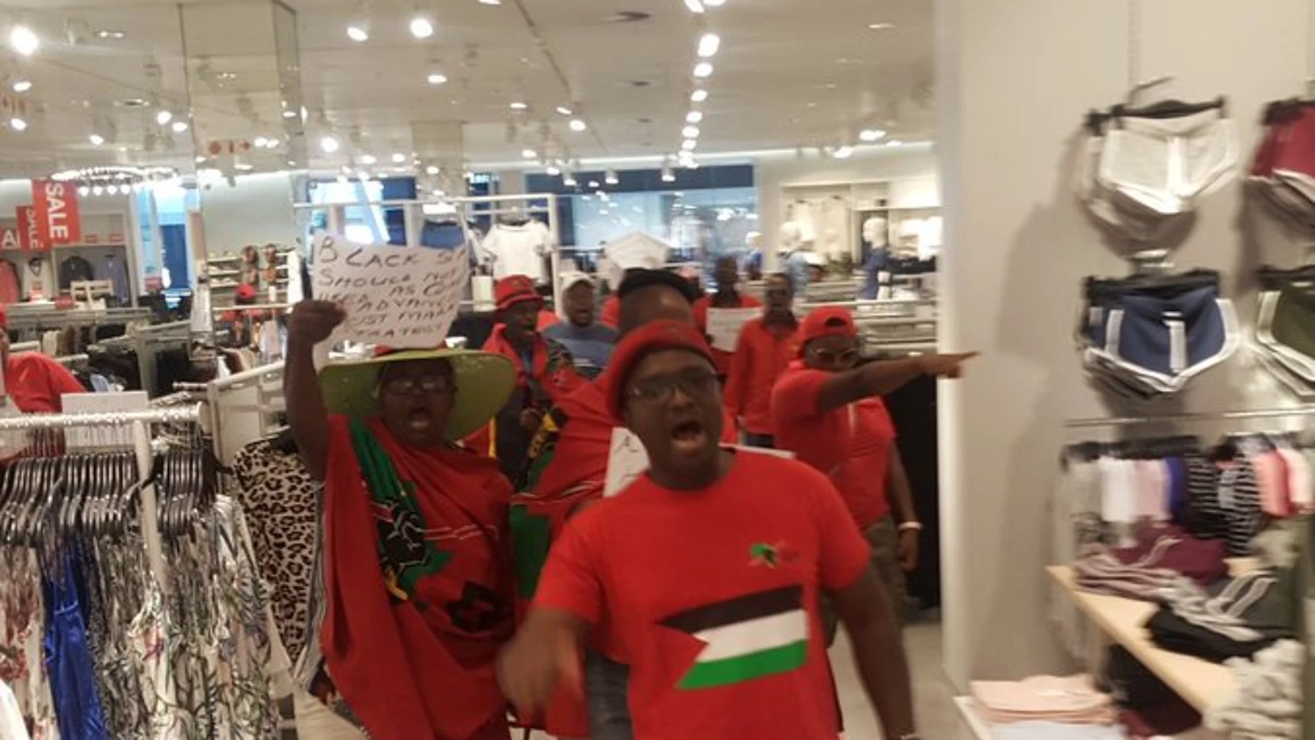 Protestas en tiendas de H&M en Sudáfrica Protestas en tiendas de H&M en Sudáfrica