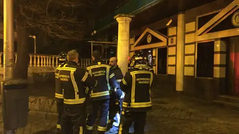Los servicios de Emergencias a las puertas de la discoteca Los servicios de Emergencias a las puertas de la discoteca