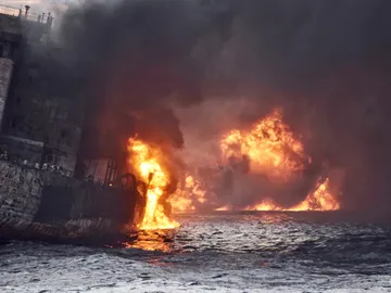 El petrolero iraní en llamas El petrolero iraní en llamas