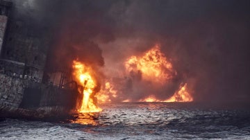 El petrolero iraní en llamas