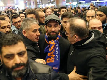 Arda Turan, en su llegada a Estambul Arda Turan, en su llegada a Estambul