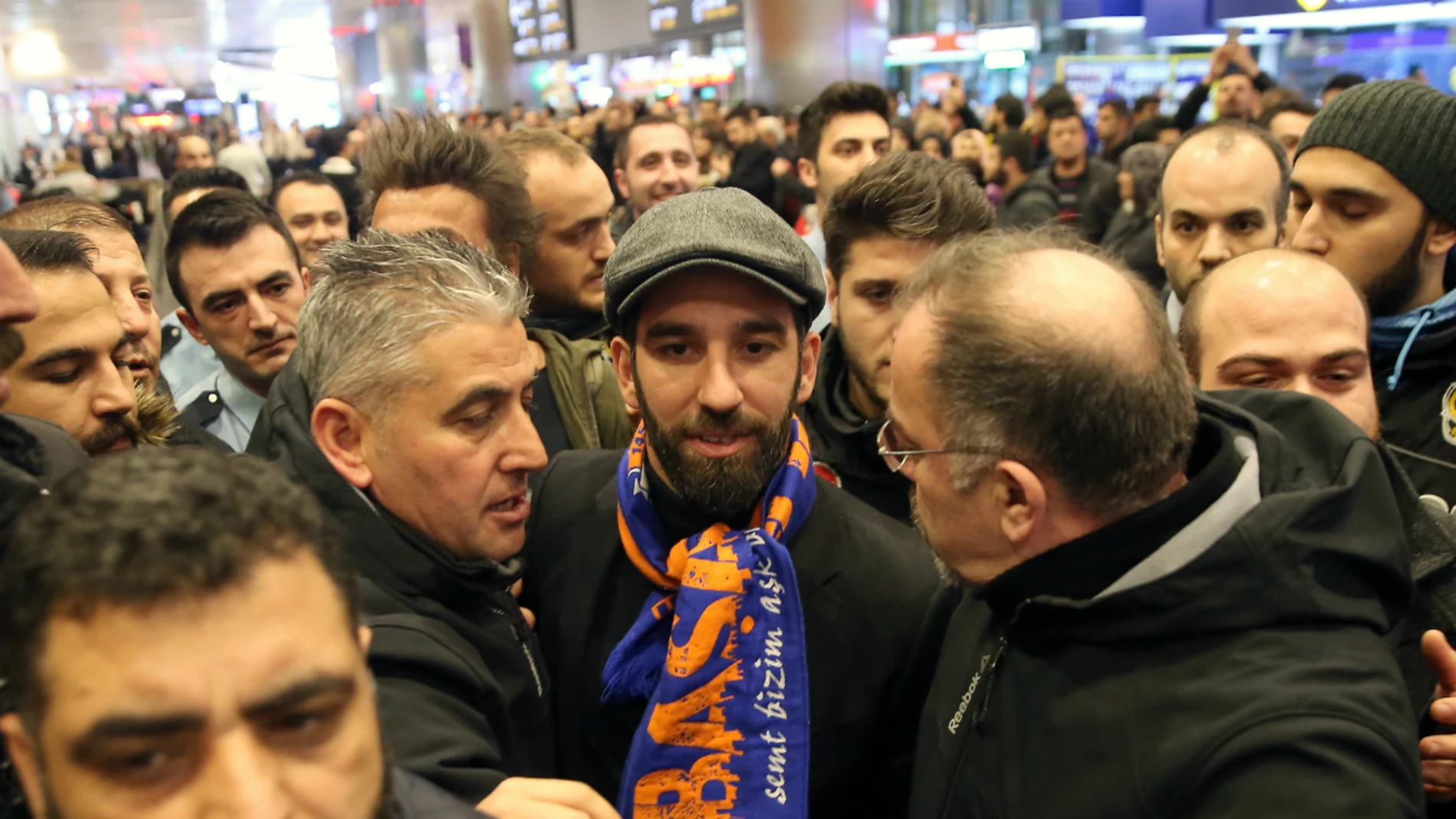 Arda Turan, en su llegada a Estambul Arda Turan, en su llegada a Estambul