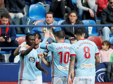 Sisto celebra con sus compañeros su gol ante el Levante Sisto celebra con sus compañeros su gol ante el Levante