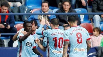 Sisto celebra con sus compañeros su gol ante el Levante