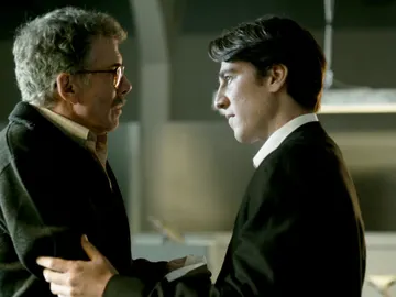 Miguel entrega a su padre el dinero que consiguió en el atraco Miguel entrega a su padre el dinero que consiguió en el atraco