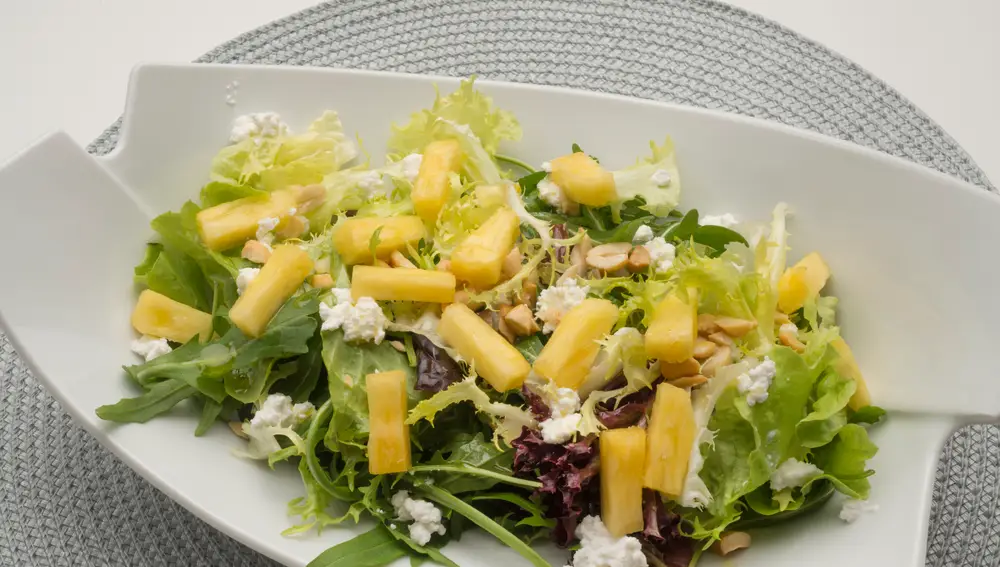 Ensalada de lechugas variadas y piña