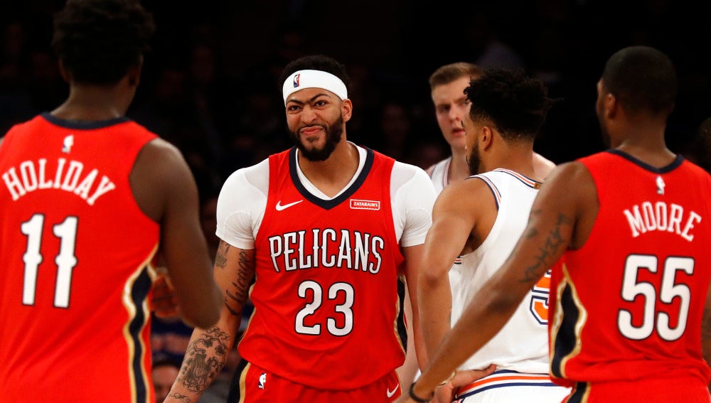 Anthony Davis celebra una canasta junto a sus compañeros
