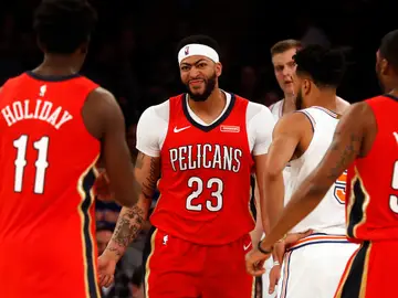 Anthony Davis celebra una canasta junto a sus compañeros Anthony Davis celebra una canasta junto a sus compañeros
