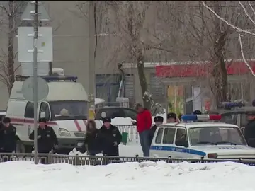 Al menos catorce niños y una profesora heridos en una pelea con cuchillos en un colegio de Rusia Al menos catorce niños y una profesora heridos en una pelea con cuchillos en un colegio de Rusia