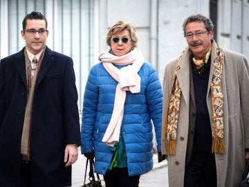 La senadora del PP y exalcaldesa de Cartagena Pilar Barreiro, acompañada de sus abogados 