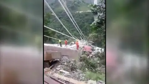 Siete muertos al derrumbarse un puente en Colombia Siete muertos al derrumbarse un puente en Colombia