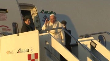 El papa Francisco emprendió su viaje a Chile y Perú