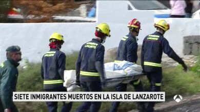 Siete inmigrantes muertos y uno en estado crítico al encallar una patera en la costa de Lanzarote