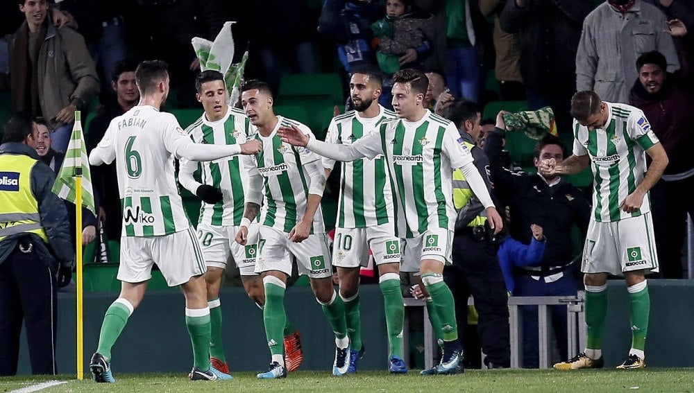 Los jugadores del Betis celebran un gol