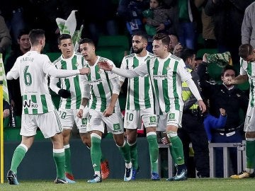 Los jugadores del Betis celebran un gol