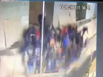 Al menos 28 heridos al hundirse el techo del vestíbulo del edificio que acoge la Bolsa de Yakarta Al menos 28 heridos al hundirse el techo del vestíbulo del edificio que acoge la Bolsa de Yakarta