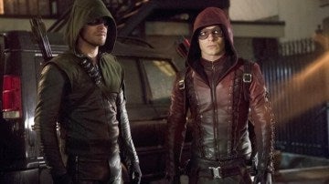 Colton Haynes y Stephen Amell en 'Arrow'
