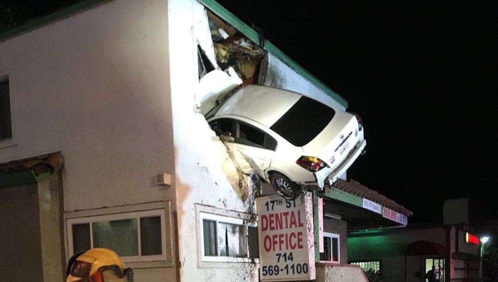 Un coche se empotra contra un segundo piso