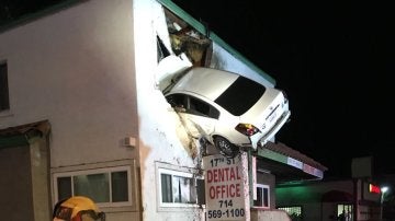 Un coche se empotra contra un segundo piso