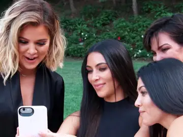 Khloé, Kim y Kourtney Kardashian junto a su madre Kris Jenner Khloé, Kim y Kourtney Kardashian junto a su madre Kris Jenner