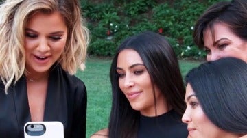 Khloé, Kim y Kourtney Kardashian junto a su madre Kris Jenner