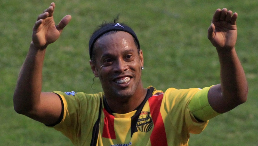Ronaldinho se retira del fútbol a los 37 años y tras dos temporadas sin equipo Ronaldinho se retira del fútbol a los 37 años y tras dos temporadas sin equipo