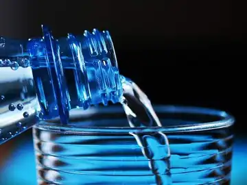 Imagen de una botella de agua Imagen de una botella de agua