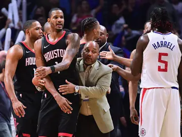 Ariza es agarrado por un miembro de los Rockets Ariza es agarrado por un miembro de los Rockets