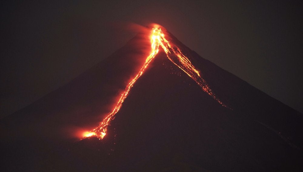 Vista del volcán Mayon durante una erupción en Daraga