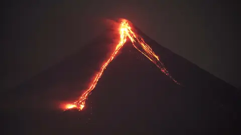 Vista del volcán Mayon durante una erupción en Daraga Vista del volcán Mayon durante una erupción en Daraga