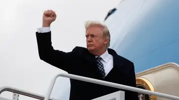 Donald Trump en el avión presidencial