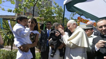 El Papa, frente al drama de niños que viven con sus madres reclusas en Chile